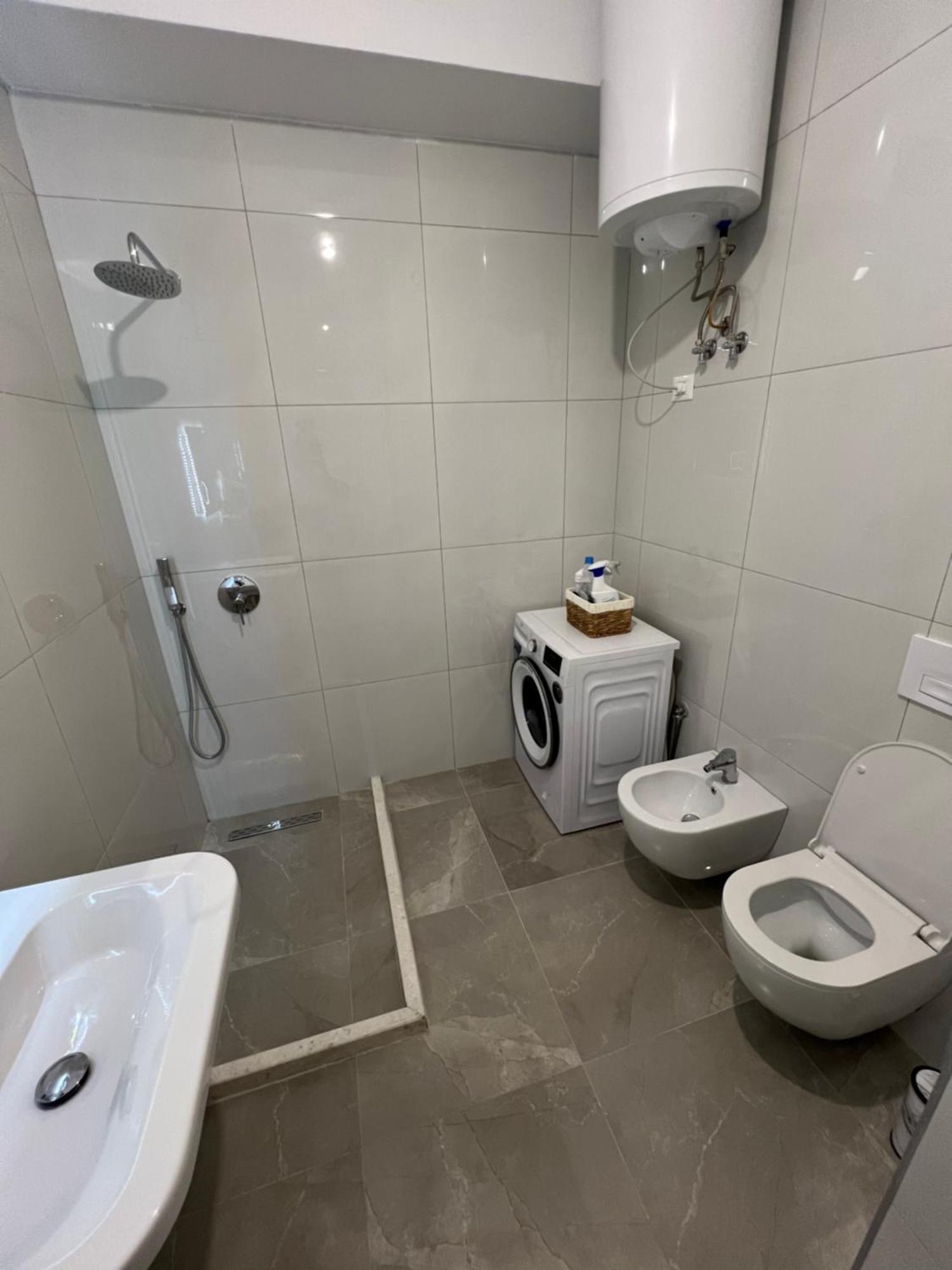 Sunflower Apartment Tirana Esterno foto